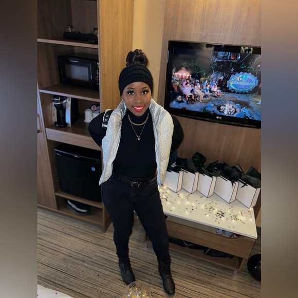 Large women’s silver puffer - Picture 3 of 10